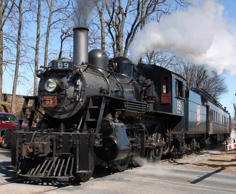 Strasburg #89 leads an excursion on the Strasburg Rail Road.