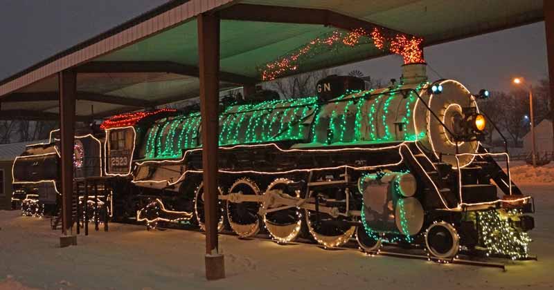 Great Northern 2523 decorated as a Christmas train for the holidays. 